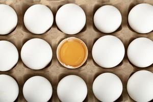 œufs de poule crus dans un contenant en carton photo