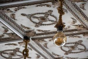 le ancien lumière ampoule pendaison sur le plafond de un vieux bâtiment. une rétro edison lumière ampoule pendaison sur le plafond photo