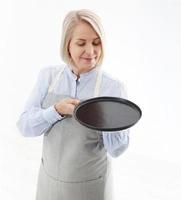 cuisine femme donne vide noir assiette pour votre La publicité des produits isolé sur blanc Contexte. moquer en haut pour utilisation photo