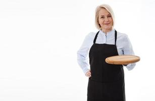 attrayant femme donne vide Pizza planche pour votre La publicité des produits isolé sur blanc Contexte. moquer en haut pour utilisation photo