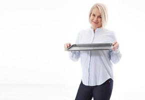 cuisine femme donne vide plateau pour votre La publicité des produits isolé sur blanc Contexte. moquer en haut pour utilisation photo