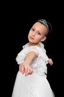 fille ballet Danseur à la recherche à caméra, dansant sur noir Contexte photo