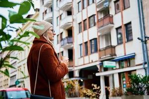 femme dans la rue de la ville avec une tasse de café photo