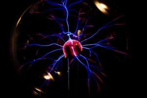 plasma Balle avec énergie des rayons sur foncé Contexte photo