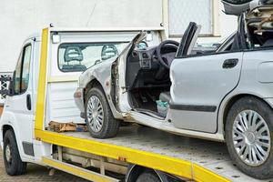 écrasé voiture chargement dans remorquer un camion après circulation accident sur route photo