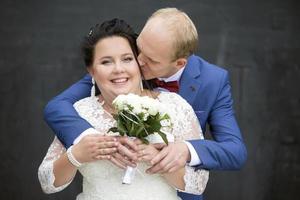 le jeune marié baisers une magnifique et content graisse la mariée. photo