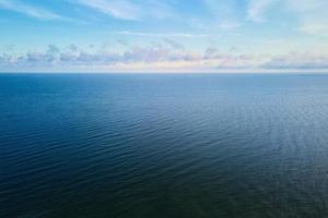Haut vue de l'eau surface de baltique mer avec calme vagues photo