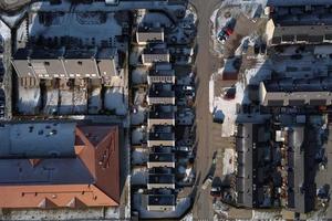 aérien drone vue de Résidentiel quartier dans hiver saison photo