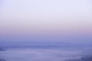 incroyable oiseau œil vue lever du soleil derrière haute Montagne multi couche vert forêt parc. Frais air et blanc brouillard dans tropical vallée colline. photo