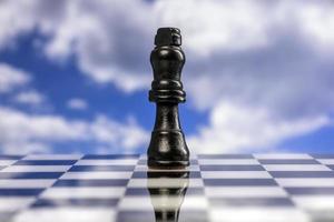 une Jeu de échecs avec qui passe des nuages derrière photo