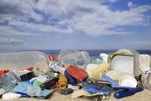 une magnifique plage couvert avec ordures et poubelle photo