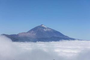 el teide volcan dans le des nuages dans Tenerife Espagne photo