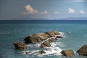 rochers, méditerranéen et le volcanique éolienne îles photo