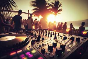 dj mélange Extérieur à plage fête Festival avec foule de gens dans Contexte - été vie nocturne photo