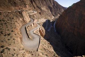 venteux Montagne route dans le dades gorge Maroc photo