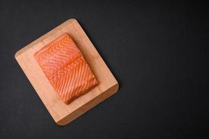 Frais savoureux brut rouge poisson filet avec épices et herbes photo