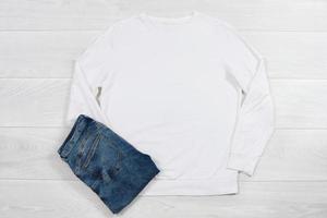 proche en haut blanc Vide modèle sweat-shirt sweat à capuche avec copie espace. Haut vue maquette arrêtez-vous sur blanc en bois Contexte. décontractée tenue. plat allonger modèle vêtements. photo