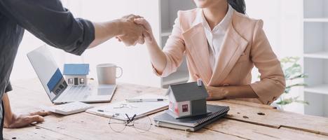 agent de courtage immobilier présentant et consultant le client pour la prise de décision signant un accord de formulaire d'assurance, modèle d'achat et de vente de maison, concernant l'offre de prêt hypothécaire et l'assurance habitation photo