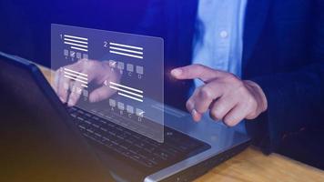 en ligne examen concept, choisir correct répondre dans test. liste de contrôle et en ligne essai sur portable. en ligne examen tester avec portable. en ligne questionnaire résultats sur bureau. questionnaire. photo