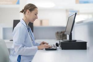 médecin Faire différent pose dans hôpital. photo