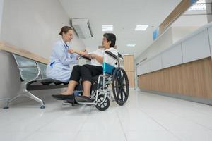 le médecin demandé et examiné le patient. photo