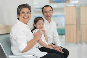 le patient est assis et attend pour le entier famille santé. photo