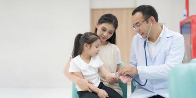 le pédiatre examiné le santé de le fille photo