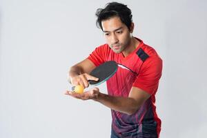 portrait d'athlète masculin sportif jouant au tennis de table isolé. photo