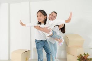 content famille avec fille en mouvement dans une Nouveau maison. photo