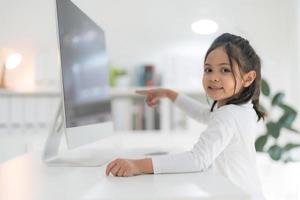 une fille en utilisant une ordinateur clavier alors que. photo