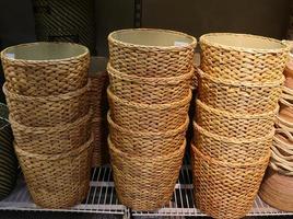 tissé petit paille paniers sur une étagère dans boutique Stock photo