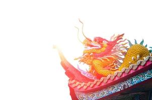 dargon statue sur tombeau toit sur blanc arrière-plan, dragon statue sur Chine temple toit comme asiatique art photo