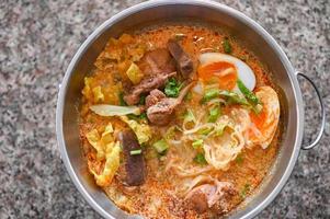 nouilles bol curry OS soupe - OS soupe porc avec bouilli des œufs dans chaud pot, thaïlandais nourriture à M Miam chaud et acide soupe photo