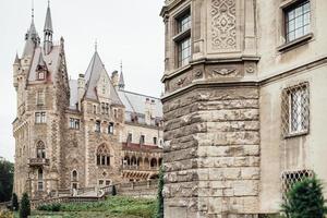 Moszna, Pologne 2017- ancien château polonais dans le village de moszna photo