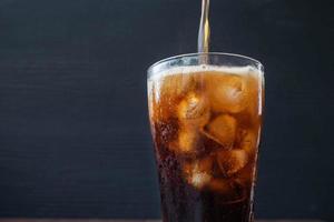 soda étant versé dans un verre photo