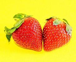 des fraises sur Jaune Contexte photo