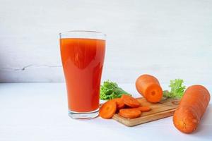 jus de carotte frais dans un verre photo