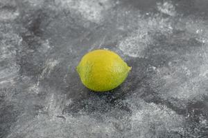 un citron vert mûr sur fond de marbre