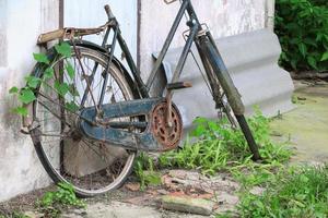 vélo antique cassé vieux à pourriture et rouille photo