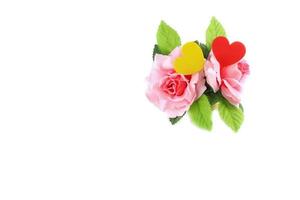 cœur Jaune et rouge avec Rose rose sur blanc Contexte Valentin journée concept photo