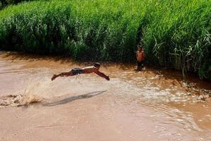 les enfants dans kachgar, Xinjiang jouer Heureusement dans le l'eau photo