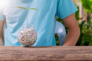 une personne plantant des arbres dans des pots, concept pour l'amour des plantes et de l'environnement photo