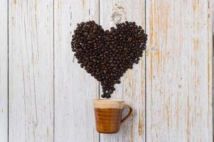 grains de café arrangés en forme de coeur photo