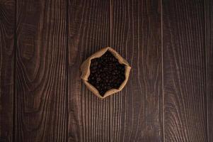 grains de café sur une table en bois, aime boire du café concept photo