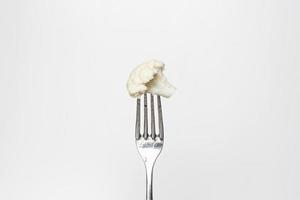 photo de une Frais choufleur sur une fourchette isolé sur une blanc arrière-plan, partie de une série.