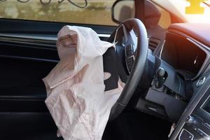 déclenché airbag sur le pilotage roue de le voiture photo