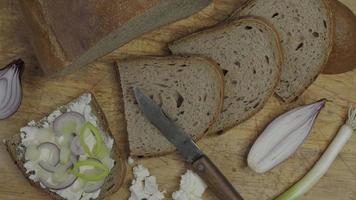 pain fait maison sur une planche à découper en bois avec du fromage blanc photo