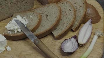 pain fait maison sur une planche à découper en bois avec du fromage blanc photo