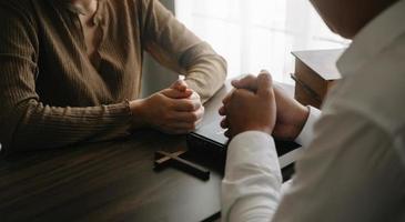 femme main avec traverser .concept de espoir, foi, christianisme, religion, église et prier à Dieu. sur le en bois table photo