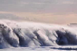 énormes vagues de la mer photo